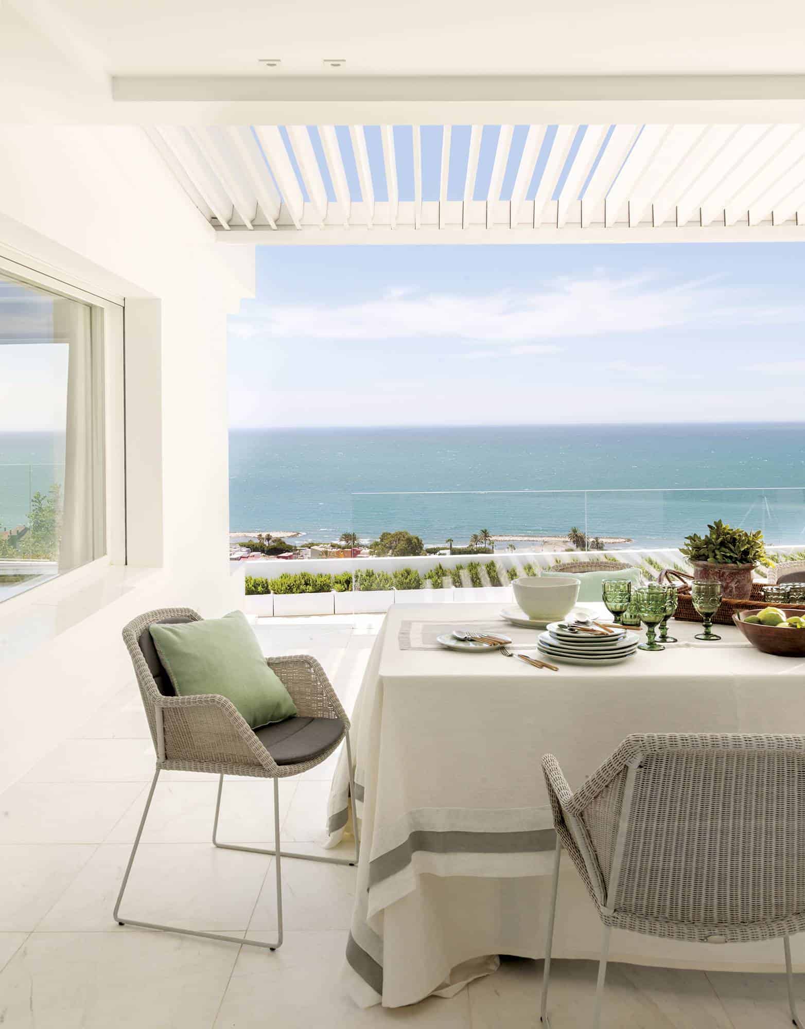 A Beach House With A Very White Base And Color Accents A Beach House With A Very White Base And Color Accents