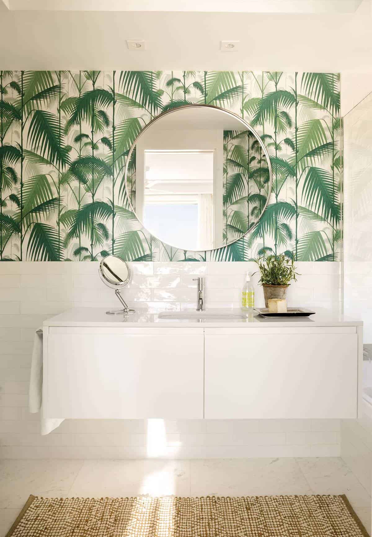 A Beach House With A Very White Base And Color Accents A Beach House With A Very White Base And Color Accents