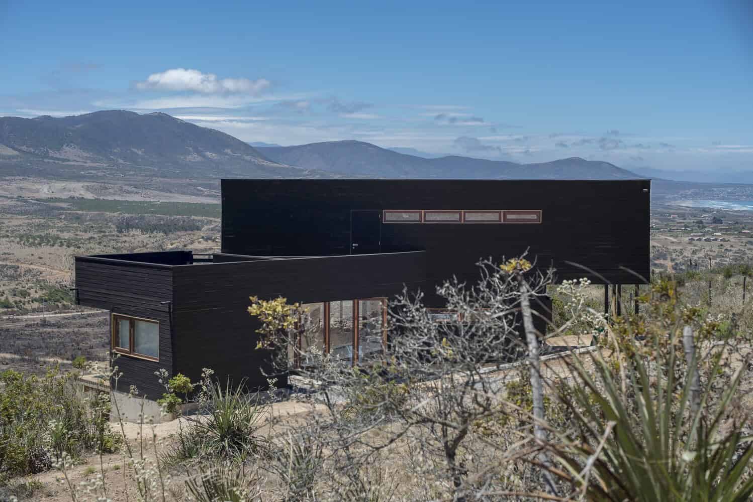 Los Molles House by Thomas Lowenstein in La Ligua, Chile Los Molles House by Thomas Lowenstein in La Ligua, Chile