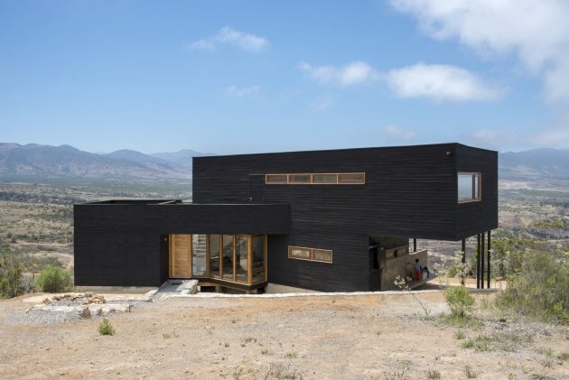 Los Molles House by Thomas Lowenstein in La Ligua, Chile