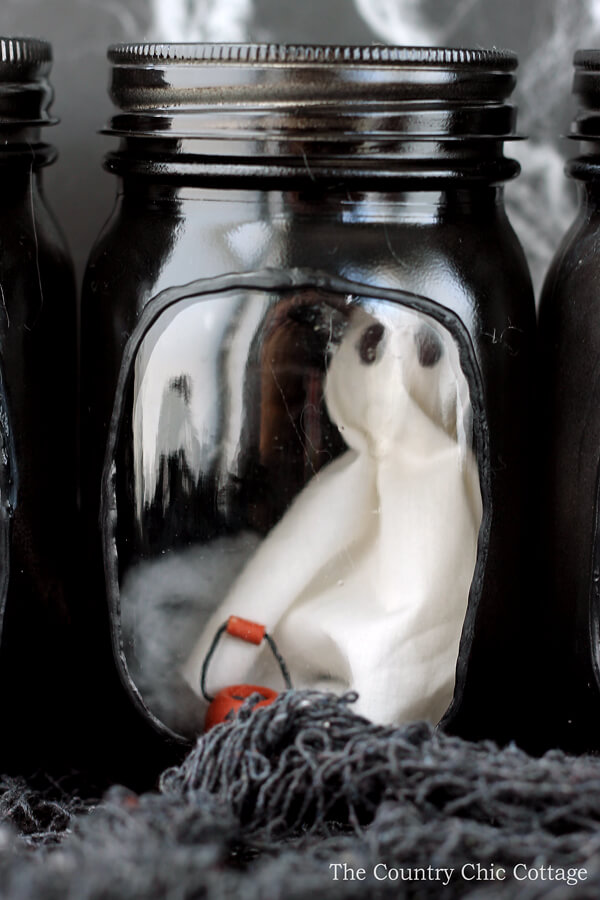 15 Super Spooky DIY Halloween Mason Jar Crafts You'll Enjoy Crafting
