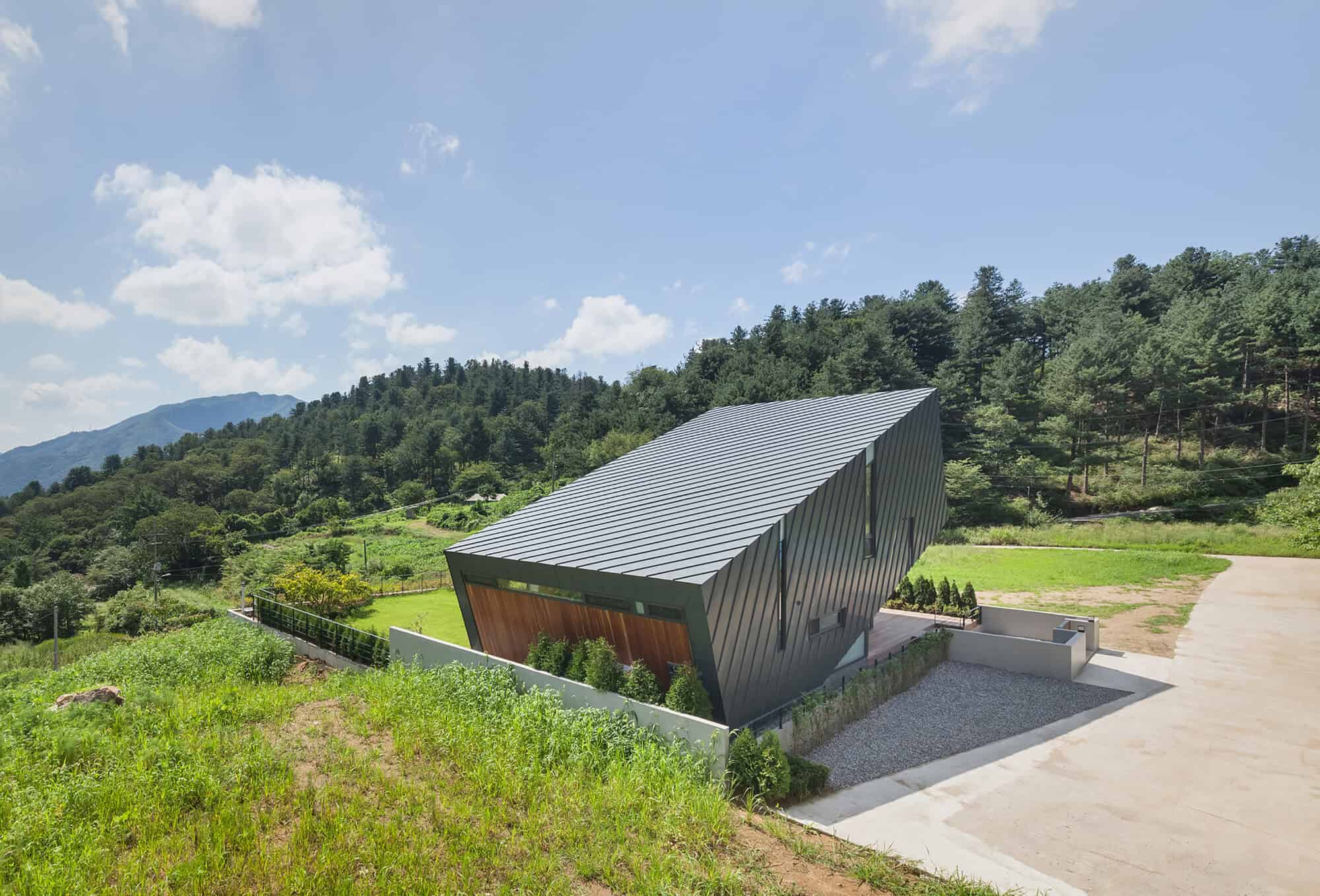 Leaning House by PRAUD in Jinan-Gun, South Korea Leaning House by PRAUD in Jinan-Gun, South Korea