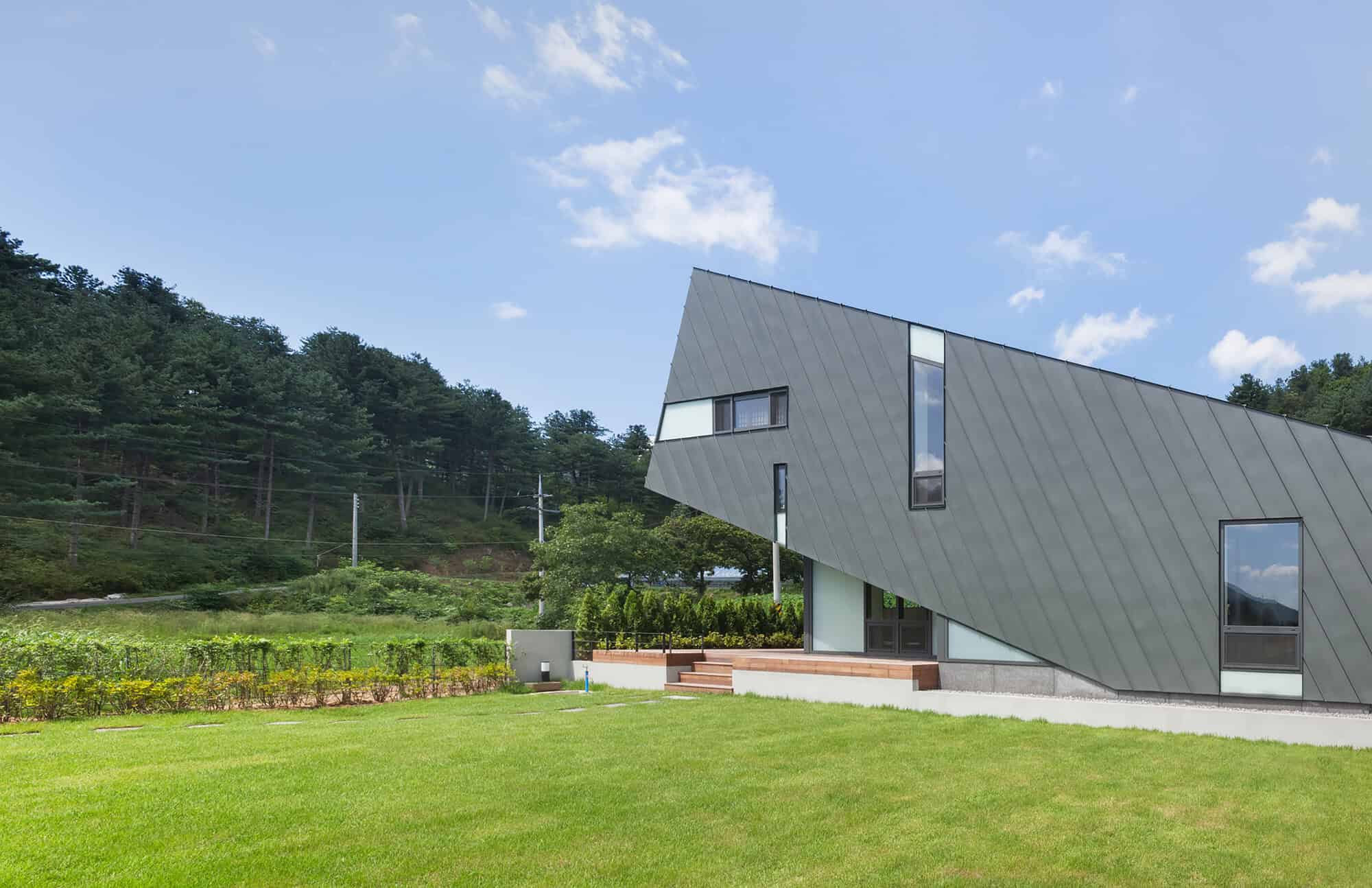 Leaning House by PRAUD in Jinan-Gun, South Korea Leaning House by PRAUD in Jinan-Gun, South Korea