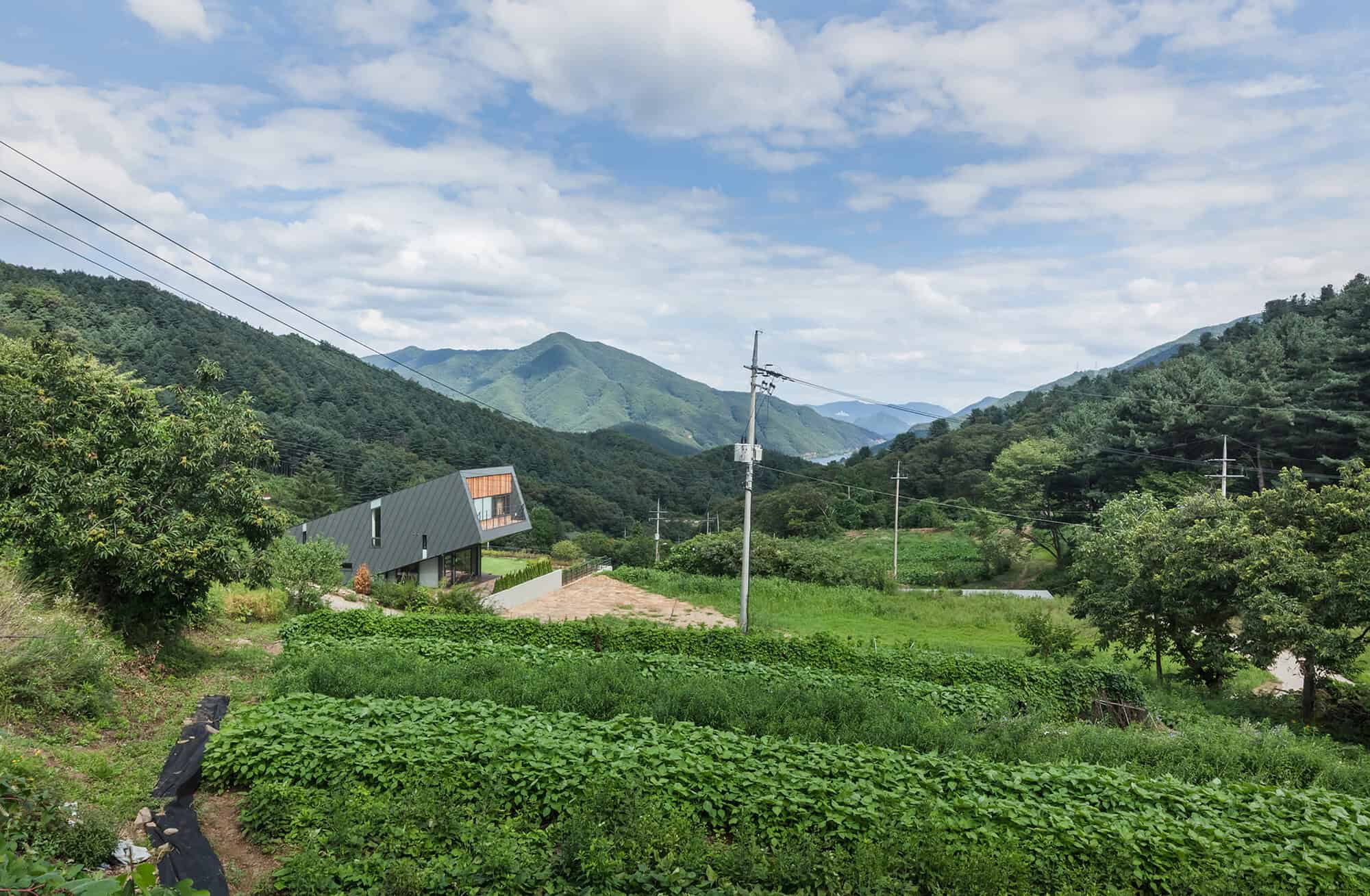 Leaning House by PRAUD in Jinan-Gun, South Korea Leaning House by PRAUD in Jinan-Gun, South Korea