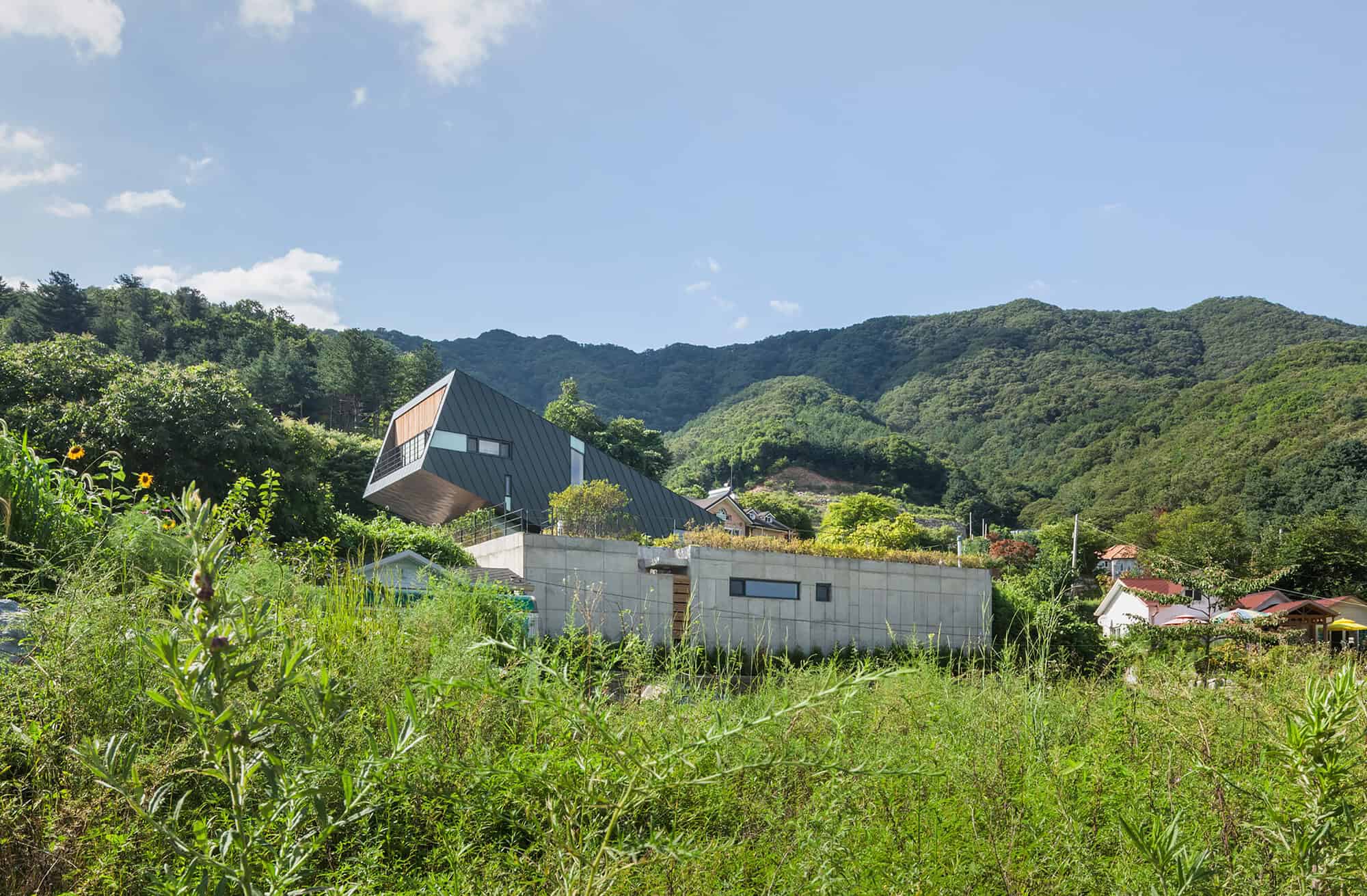 Leaning House by PRAUD in Jinan-Gun, South Korea Leaning House by PRAUD in Jinan-Gun, South Korea