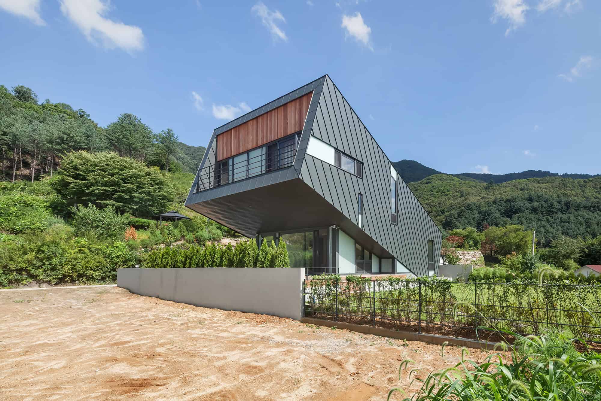Leaning House by PRAUD in Jinan-Gun, South Korea Leaning House by PRAUD in Jinan-Gun, South Korea