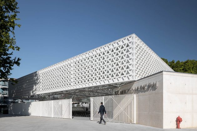 The amazing sculpture that covers a market in northern Portugal