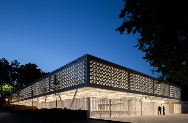 The amazing sculpture that covers a market in northern Portugal