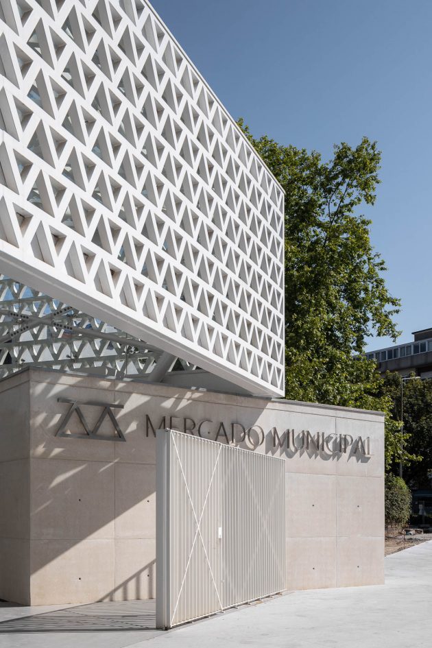 The amazing sculpture that covers a market in northern Portugal