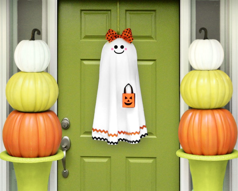 15 Halloween Ghost Wreath Designs That Are Super Scary Yet Cute