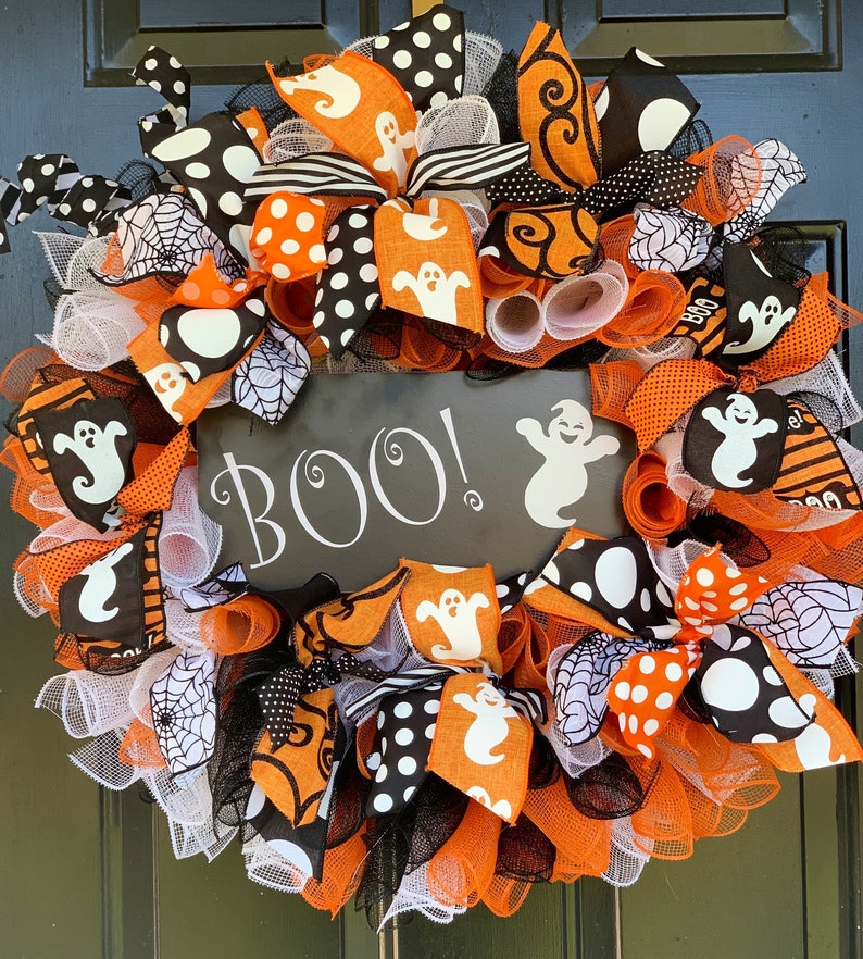 15 Halloween Ghost Wreath Designs That Are Super Scary Yet Cute