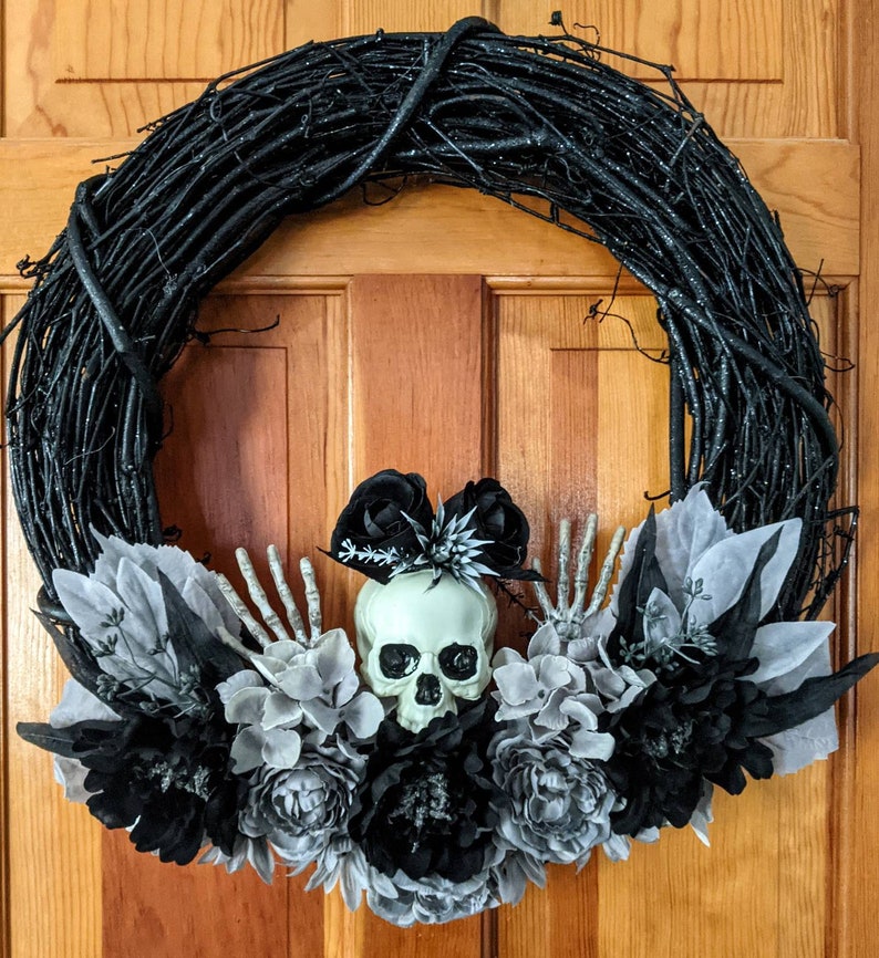 17 Terrifying Halloween Skull Wreath Designs That Will Give You A Good Scare