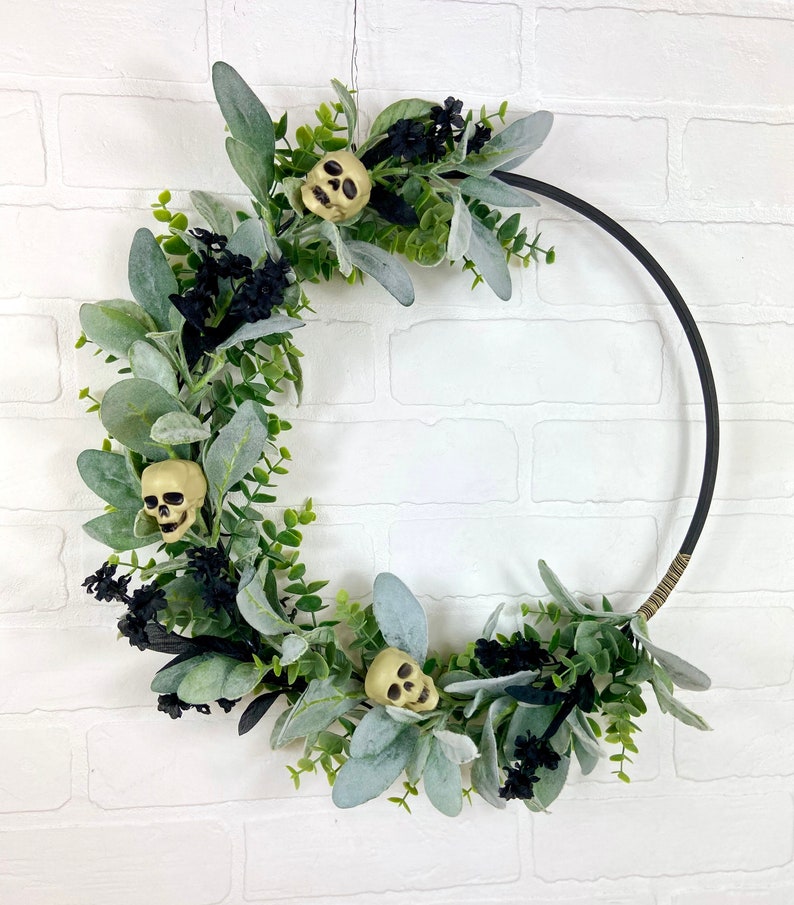 17 Terrifying Halloween Skull Wreath Designs That Will Give You A Good Scare