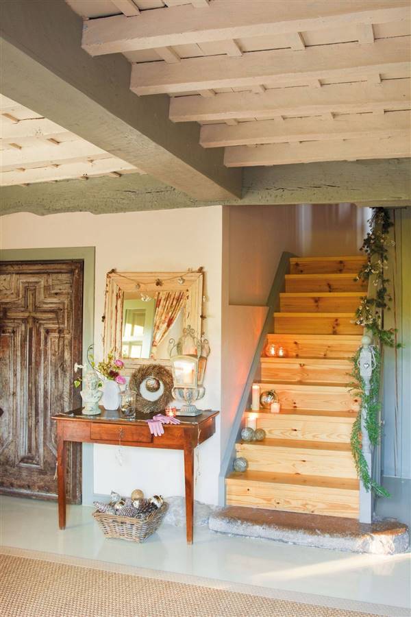 Magical Ideas For Stairs Decor This Christmas