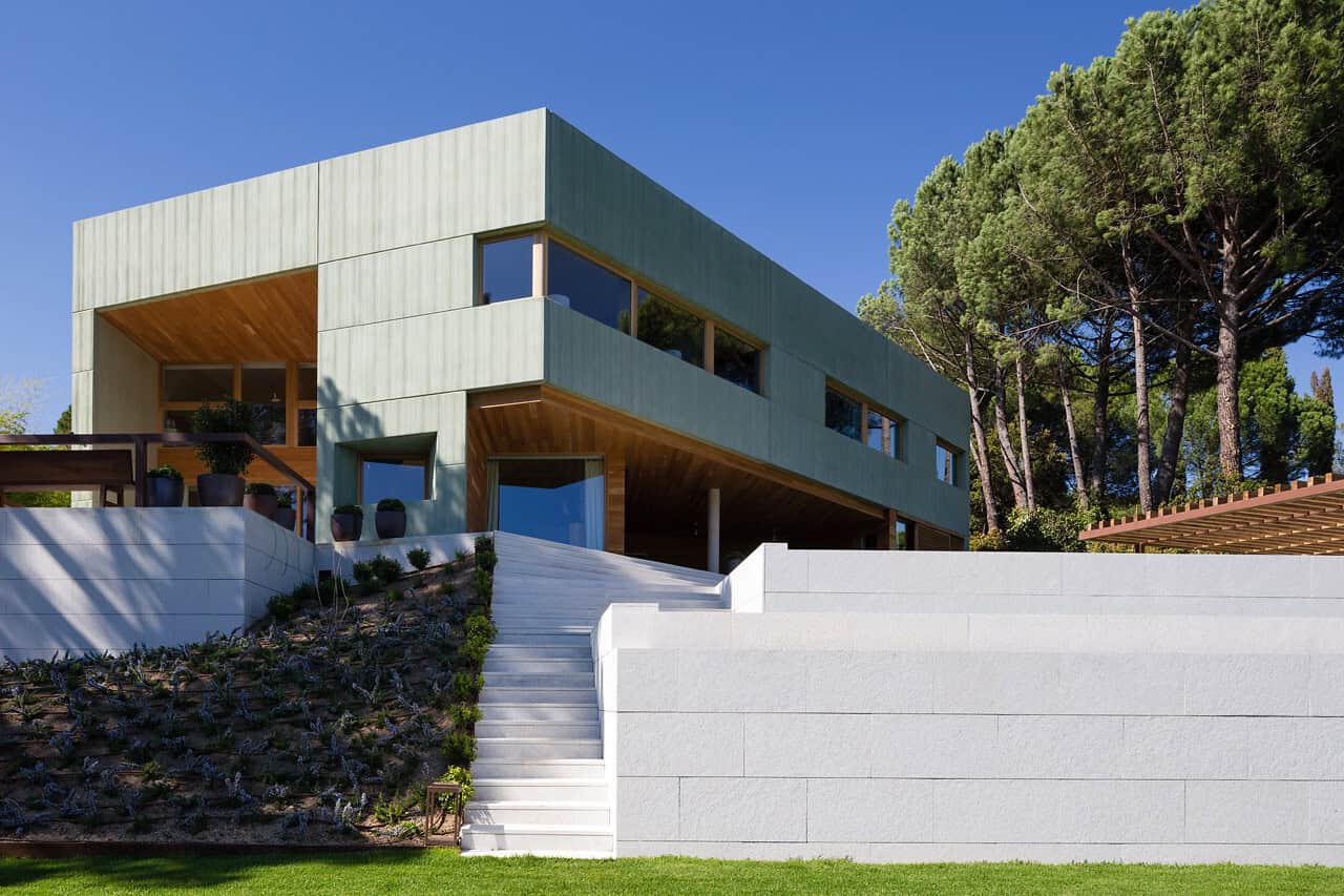 House in Pantano de San Juan by GEO Arquitectos in Cebreros, Spain