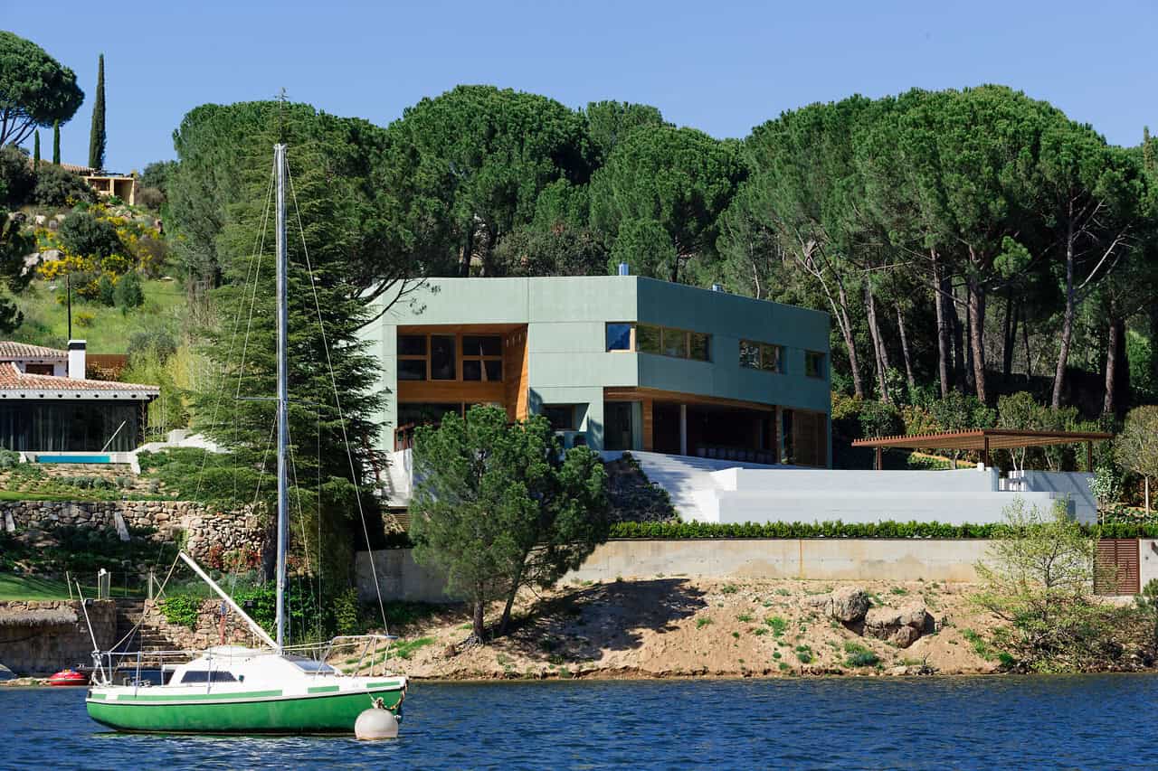 House in Pantano de San Juan by GEO Arquitectos in Cebreros, Spain