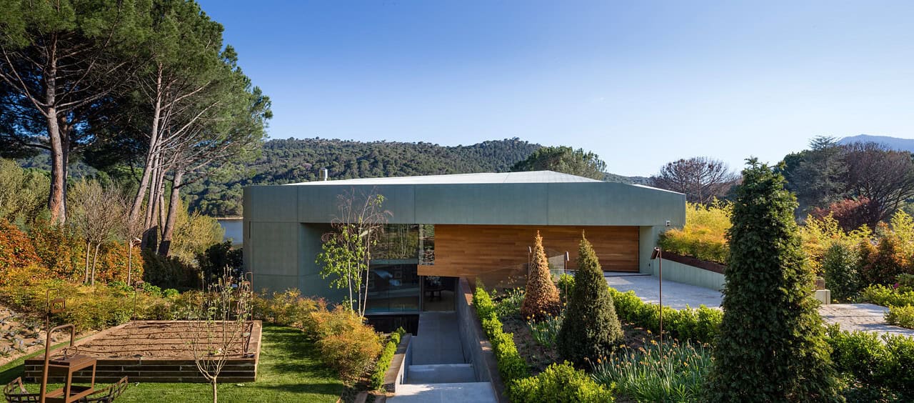 House in Pantano de San Juan by GEO Arquitectos in Cebreros, Spain