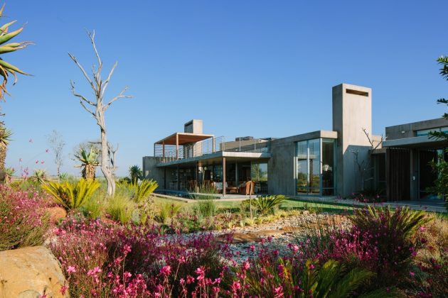 Spine Wall House by Drew Architects in Johannesburg, South Africa