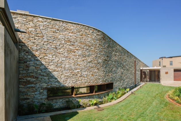 Spine Wall House by Drew Architects in Johannesburg, South Africa