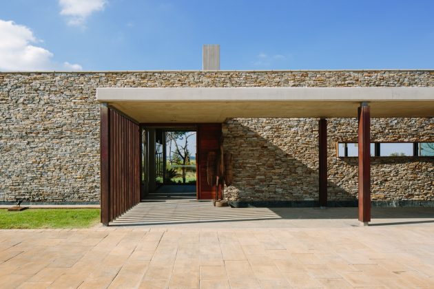 Spine Wall House by Drew Architects in Johannesburg, South Africa