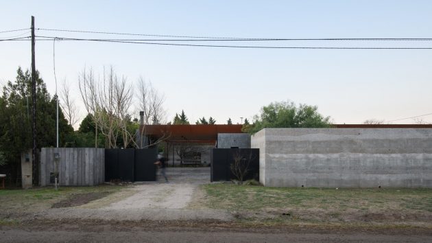 Textures House by Roberto Benito Arquitecto in San Francisco, Argentina