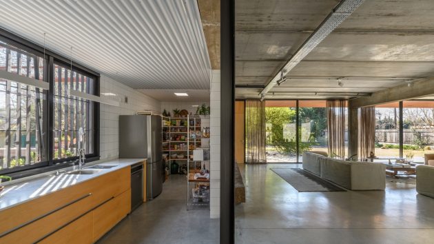 Textures House by Roberto Benito Arquitecto in San Francisco, Argentina