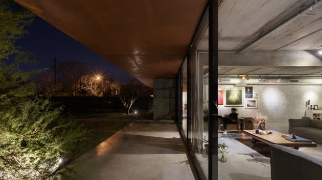Textures House by Roberto Benito Arquitecto in San Francisco, Argentina