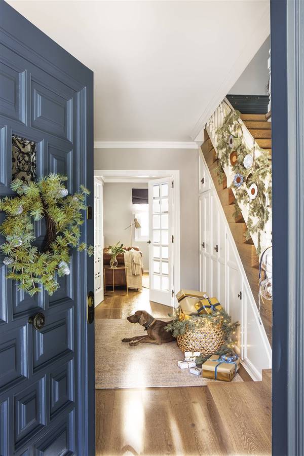 6 Examples Of Doors Decorated For Christmas