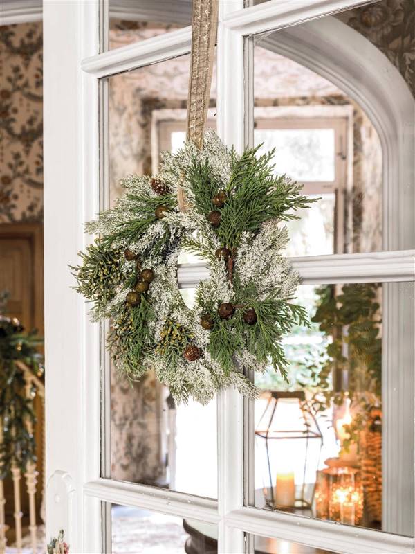 6 Examples Of Doors Decorated For Christmas