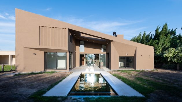 One Roof House by Ambroggio Arquitectos in Rio Cuarto, Argentina