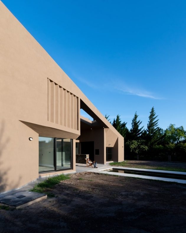 One Roof House by Ambroggio Arquitectos in Rio Cuarto, Argentina