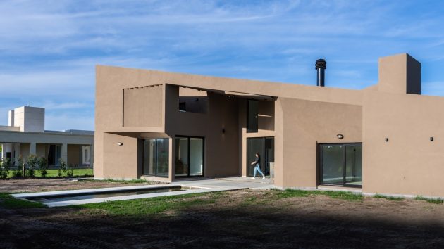 One Roof House by Ambroggio Arquitectos in Rio Cuarto, Argentina