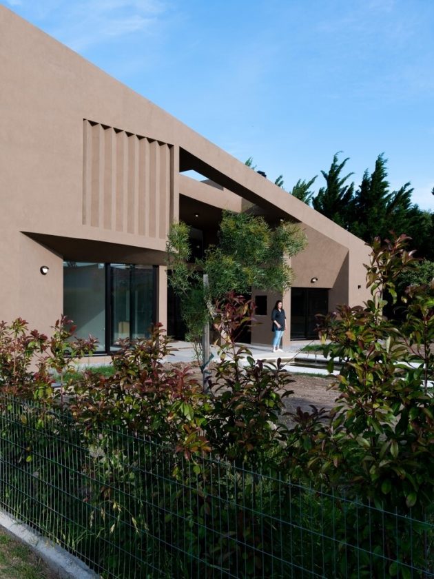 One Roof House by Ambroggio Arquitectos in Rio Cuarto, Argentina