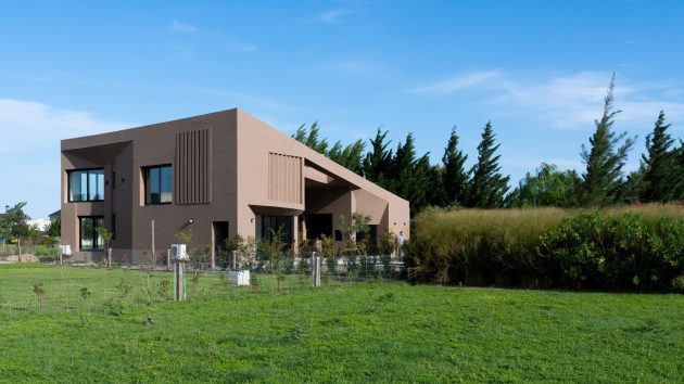 One Roof House by Ambroggio Arquitectos in Rio Cuarto, Argentina