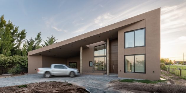 One Roof House by Ambroggio Arquitectos in Rio Cuarto, Argentina