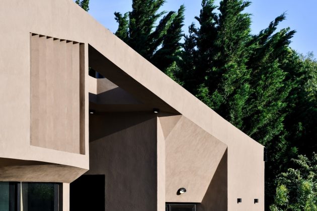 One Roof House by Ambroggio Arquitectos in Rio Cuarto, Argentina