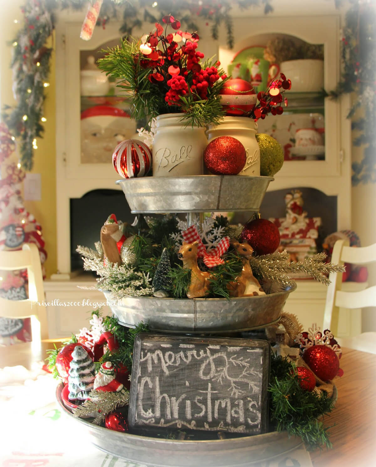 16 Lovely DIY Christmas Centerpiece Projects You Can Make Over The Weekend