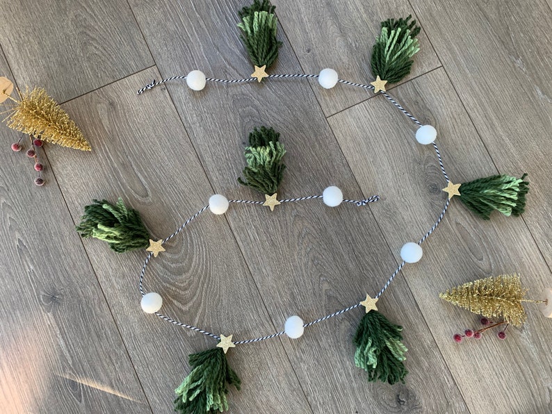 10. Festive Winter Holiday Christmas Tree Garland 10. Festive Winter Holiday Christmas Tree Garland