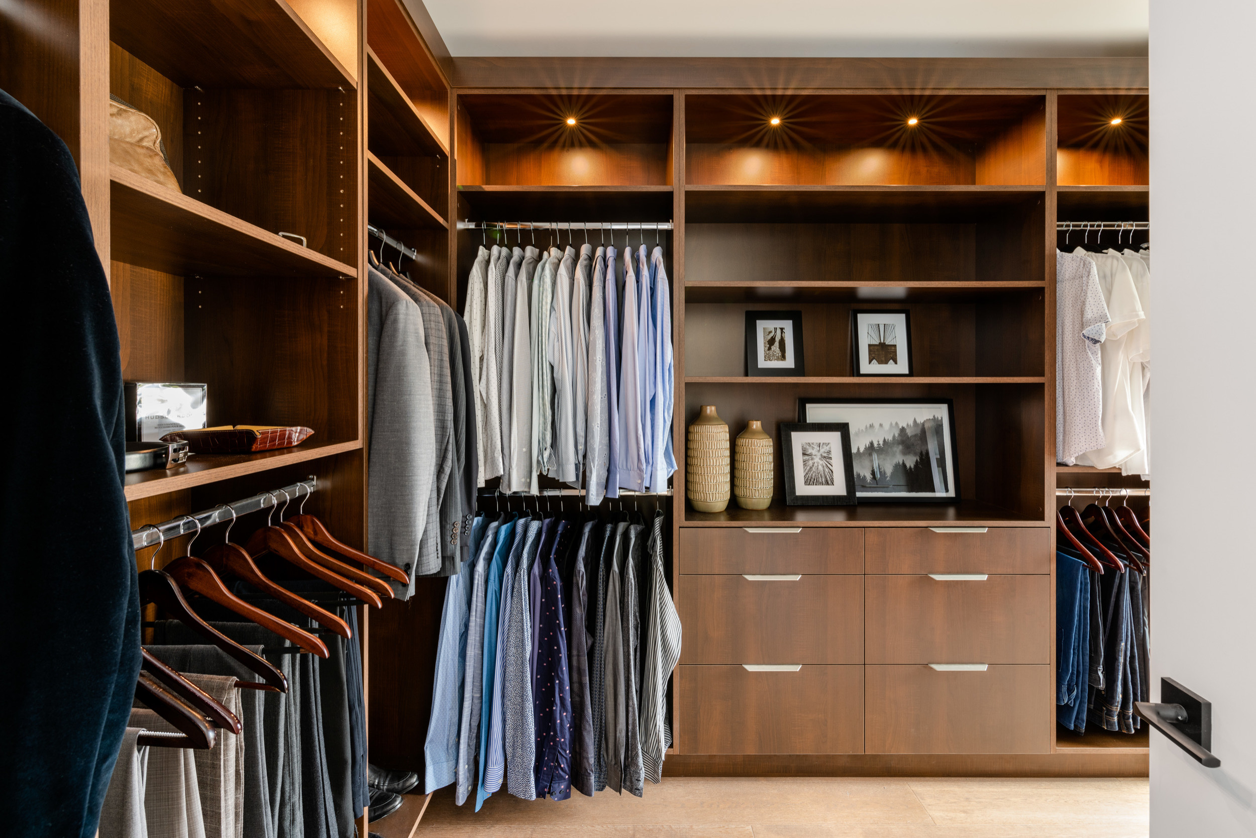 18 Deluxe Contemporary Walk-in Closet Designs You Will Definitely Want
