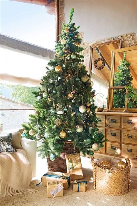 4 Christmas Decorating Trends That Stick Around And 4 That Go Away