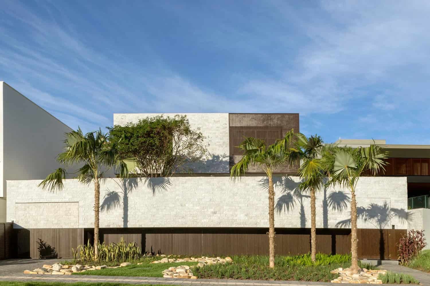 AK House by Leo Romano in Goiania, Brazil