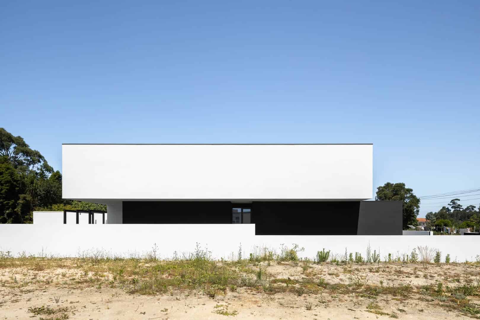 Diagonal House by Frari Architecture Network in Aveiro, Portugal Diagonal House by Frari Architecture Network in Aveiro, Portugal