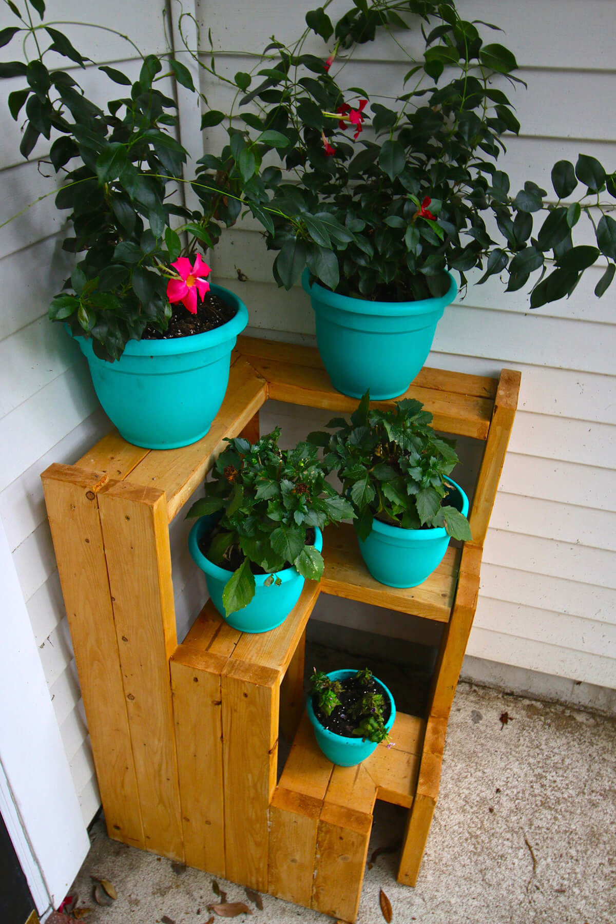 15 Easy DIY Outdoor Plant Stands You Should Craft Before Spring Arrives