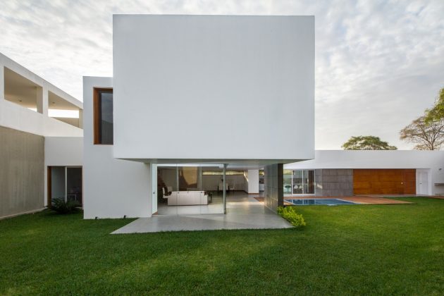 PL House by AI2 Design in Piura, Peru