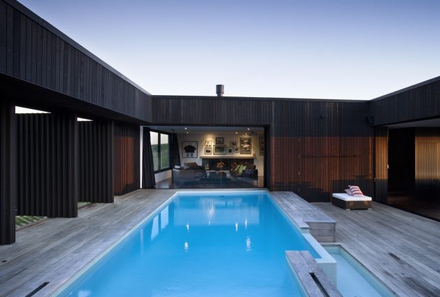 Parihoa by Pattersons Associates in Muriwai, New Zealand