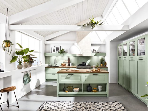 Cómo decorar una cocina de madera y verde claro