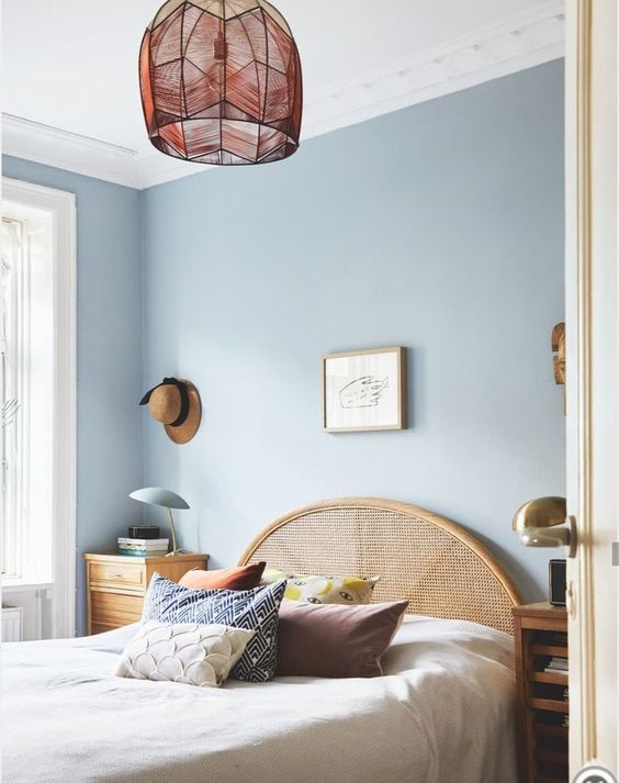 Un dormitorio azul cielo con una decoración acogedora
