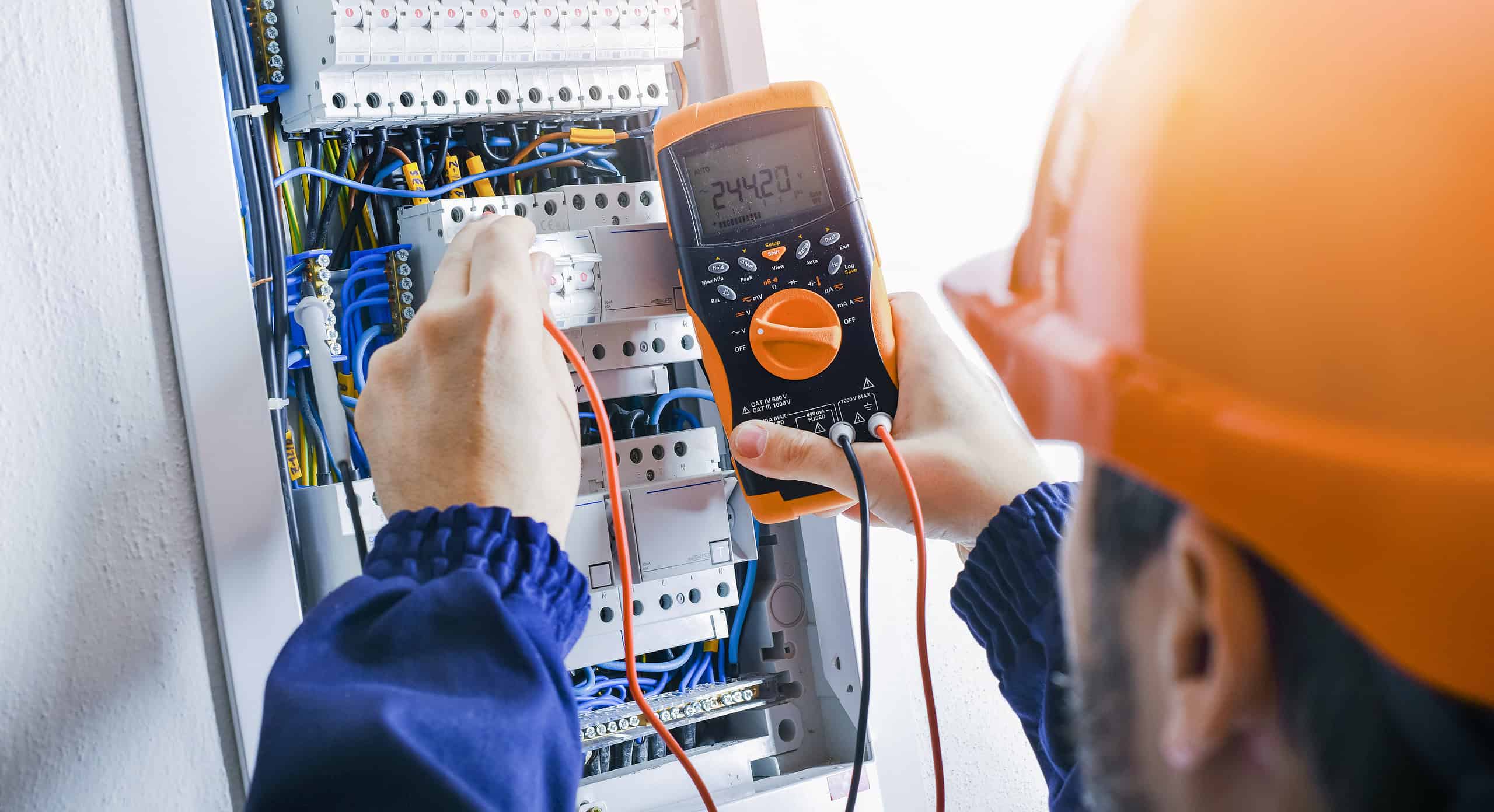 6 Best Tips For Choosing The Right Electrician For Your Luxury Home