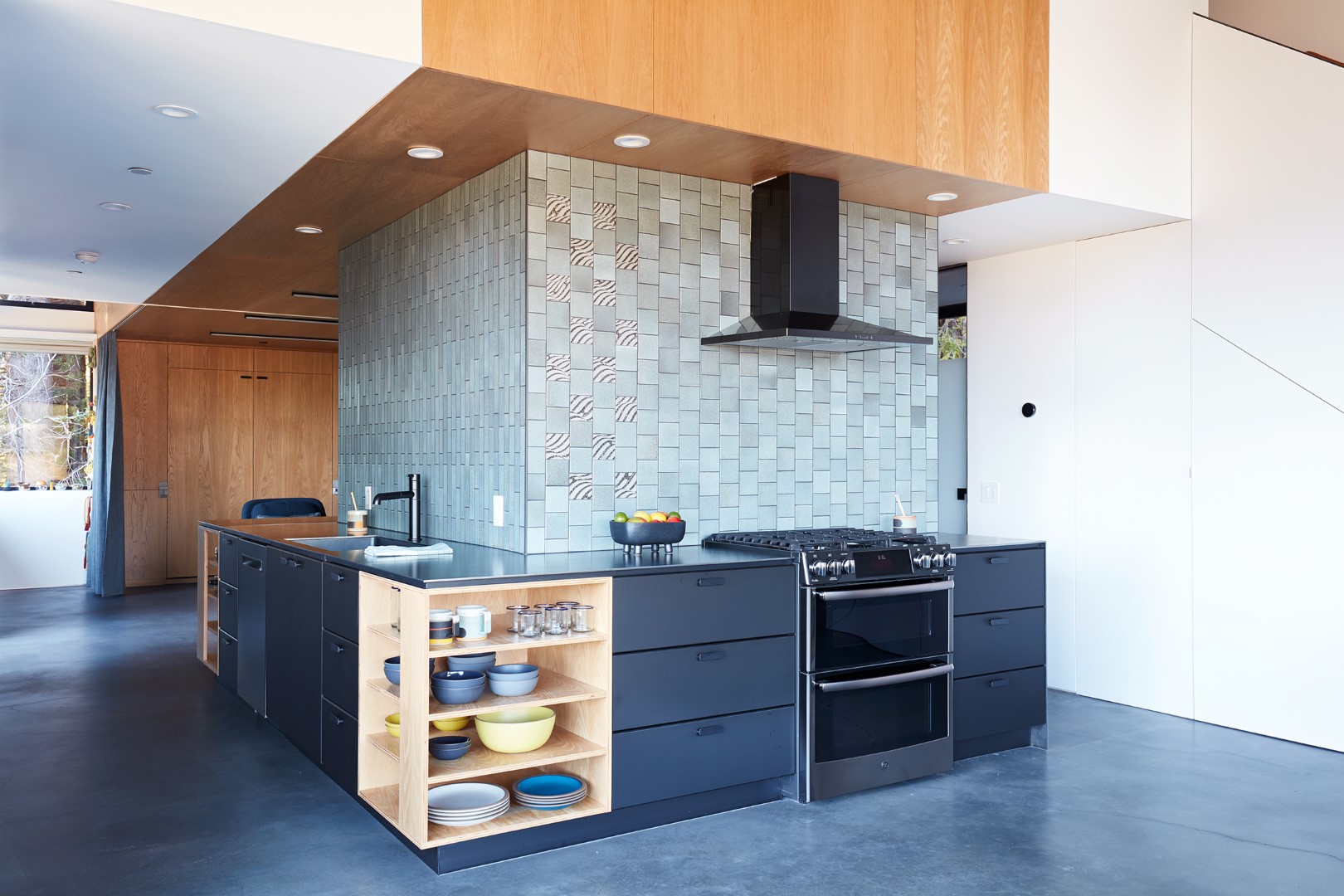 Castle Black by Klopf Architecture: A Harmonious Blend of Modern Design and Nature Castle Black by Klopf Architecture: A Harmonious Blend of Modern Design and Nature