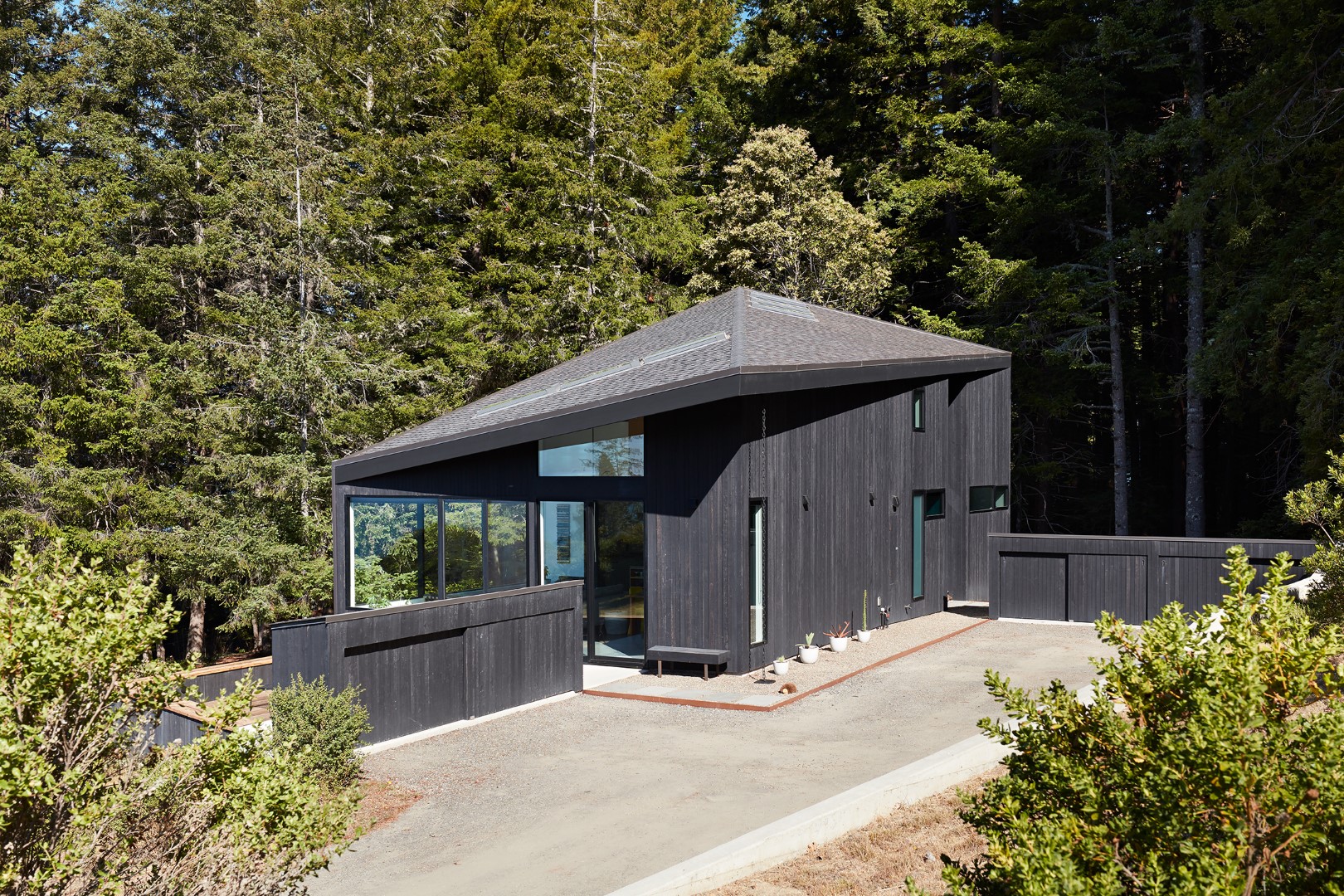 Castle Black by Klopf Architecture: A Harmonious Blend of Modern Design and Nature Castle Black by Klopf Architecture: A Harmonious Blend of Modern Design and Nature